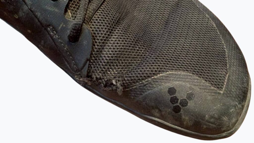 Vivobarefoot Primus Lite III小指付近アッパーの穴あき実物写真