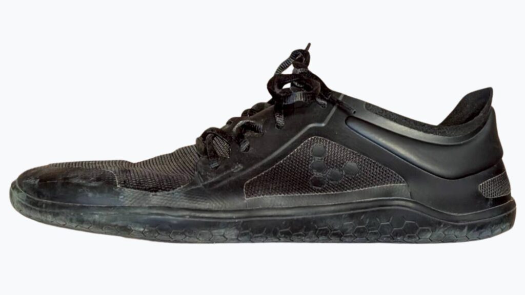 Vivobarefoot Primus Lite IIIシーンに溶け込むシャープなサイドシルエット実物写真